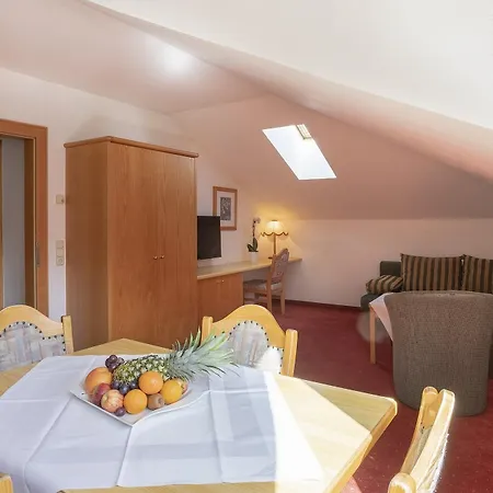 Neue Post Hotel 4*