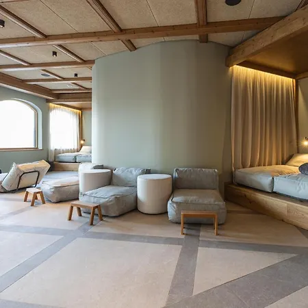 Upside Down Town Neue Post Hotel Zell am See