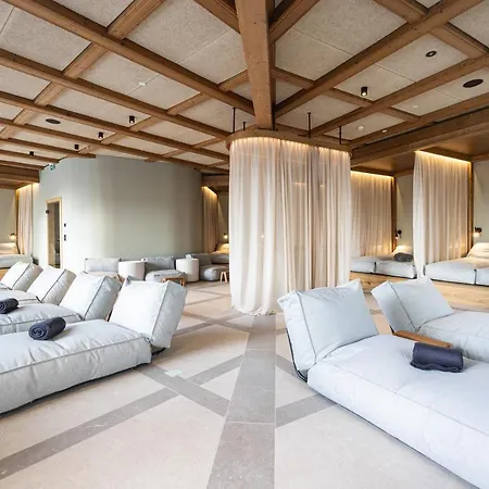 Hotel Neue Post 4*
