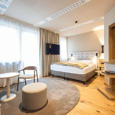 Hotel Neue Post 4*