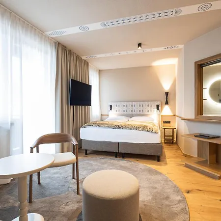 Neue Post Hotel 4*